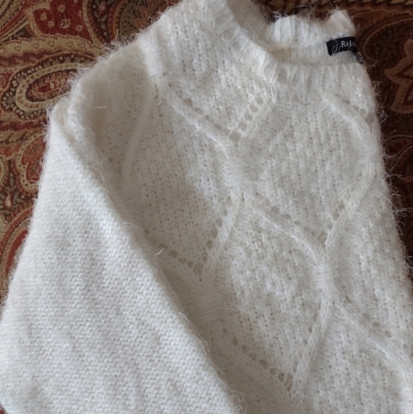 White Fuzzy Sweaterer By Relativity ♥️ - Picture 4 of 9